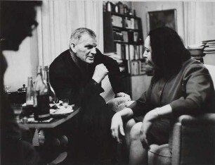 Lea Grundig : Professorin Lea Grundig (1906-1977) in ihrer Wohnung im Gespräch mit einem Arbeiter