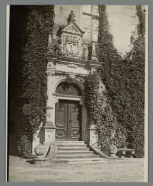Boitzenburger Land. Brandenburg. Schloss Boitzenburg, Portal im Neorenaissancestil