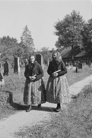 Frauen in Hoyerswerdaer Kirchgangstracht in Bluno. : Žonje we Wojerowskej kemšacej drasće z Blunja.