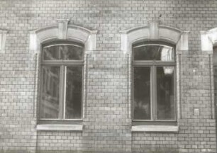 Markneukirchen, Erlbacher Straße 50. Wohnhaus (um 1905). Erdgeschoßfenster