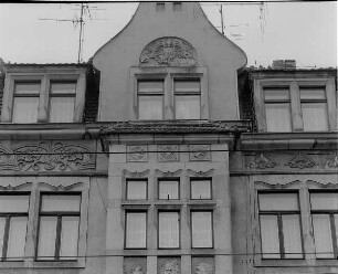 Dresden-Trachau, Leipziger Straße 153-155. Doppelwohn- und Geschäftshaus (1896; E. Rösler). Erker und Schmuckgiebel, Nr. 155