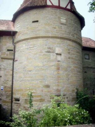 Stadtbefestigung (Nord) - Stadttor (Rödelseeer Tor) - Wehrturm (Halbschalenturm) im Westen mit Schießscharten (Büchsenscharten)
