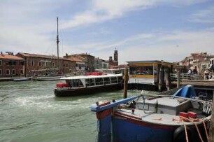 Anlegestelle Murano : Auf der in der Lagune von Venedig liegenden Insel arbeiten viele Weltbekannte Glaskünstler. Blick auf eine Vaporetto-Anlegestelle am Hauptkanal der Insel. Aufgenommen am 14. Mai 2009 auf der Insel Murano