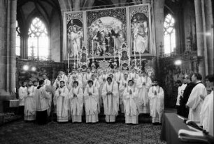 Freiburg: Münster, alle Priester stehend vor dem Altar