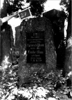Grabstein 27 (Index: 100110048) Material: Granit Zustand: gut Maße HxBxT: 150x65x30 cm Beschreibung: Stele, Korbbogenabschluß, Schriftplatte rechteckig Besonderheit: Doppelgrab: Grabstein 27