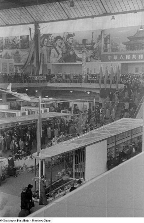 Innenansicht einer Messehalle mit einem Treppenaufgang zur Ausstellungsfläche der Volksrepublik China