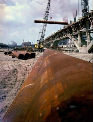 VEB Gaskombinat Schwarze Pumpe. Montage einer aufgeständerten Rohrleitung mit Mobildrehkran : Spremberg-Schwarze Pumpe. VEB Gaskombinat Schwarze Pumpe. Montage einer aufgeständerten Rohrleitung mit Mobildrehkran