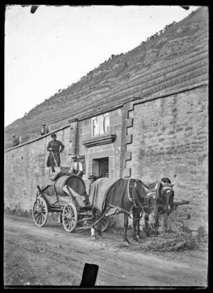 Pferdefuhrwerk mit Fass vor einer Mauer hin zum Weinberg am Kallmuth, Portal mit Beschriftung "F.G."