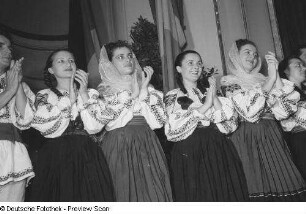 Tänzer des Rahmenprogramms zur Leipziger Herbstmesse 1954 bei der Entgegennahme von Auszeichnungen