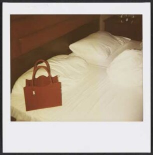 Barbara Siebecks Handtasche in einem Hotelzimmer