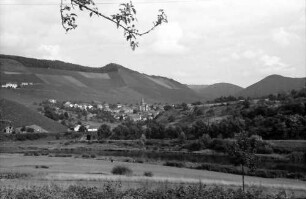 Ockfen: Blick über die Saar auf den Weinort Ockfen