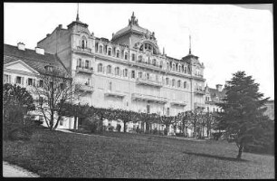 Marienbad. Kirchenplatz und Hotel Weimar (1822, 1904) : Marienbad. Kirchenplatz und Hotel Weimar (1822, Umbau 1903-1904; A. Heymann)