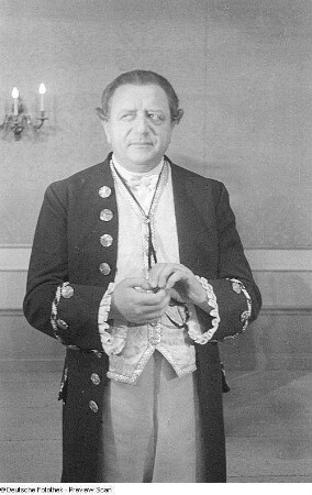 Szenenbilder aus dem Lustspiel "Der Parasit" von Louis-Benoît Picard (Bearbeitung Friedrich Schiller) am Deutschen Theater in Berlin : Hauptdarsteller Aribert Wäscher