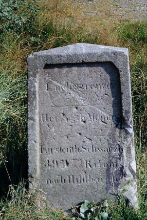 Dreiherrnstein: Inschrift weist auf Landesgrenze zwischen Herzogtum Sachsen-Meiningen und Fürstentum Schwarzburg hin