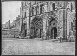 Kirche, romanisches Portal