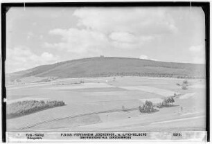 Oberwiesenthal. FDGB Ferienheim Eschenhof (1000 Meter) mit Fichtelberg (1214 Meter)