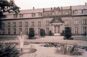 Hannover, Herrenhausen: Schlosshof mit Springbrunnen