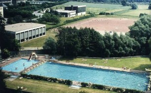 Die Badeanstalt und das Hallenbad von oben gesehen. Detmold. Georg-Weerth-Straße. Papierabzug von Dia