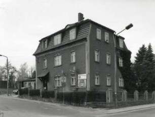 Neukirch (Lausitz), Hauptstraße 45. Wohnhaus (um 1910). Eckansicht mit Fassade August-Bebel-Straße