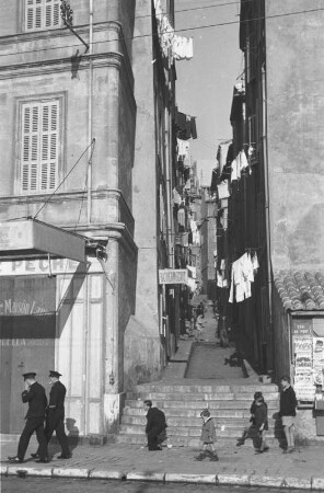 Am Quai du port mündende Gasse : Blick in eine schmale Gasse in Marseille