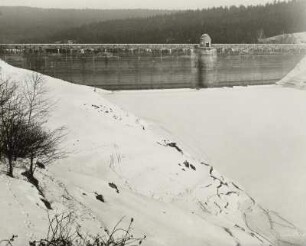 Talsperre Malter. Sperrmauer bei stark gesenktem Wasserspiegel im Winter