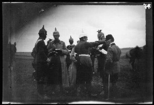 [Taubertal (Lkre. Würzburg und Ansbach und Baden-Württemberg):] Stab des Kavallerie-Korps und Exzellenz von der Goltz auf dem Feld in Grüppchen im Gespräch beim Kaisermanöver