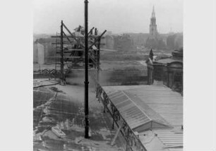Blick auf das Dach des Alten Museums mit der eingerüsteten Rossbändigergruppe von Christian Friedrich Tieck