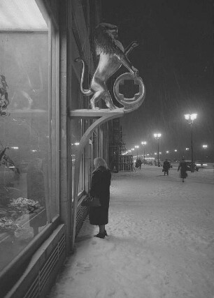 Dresden. Südseite der Ernst-Thälmann-Straße mit Löwen-Apotheke