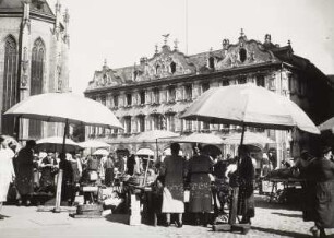 Würzburg. Wochenmarkt auf dem Marktplatz. Blick nach Nordosten gegen Haus zum Falken