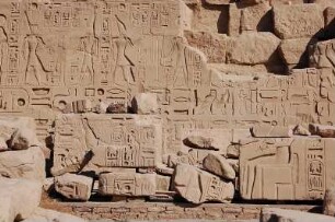 Luxor - Im Karnak Tempel : Steinquader mit Inschriften im hinteren Teil des Amun-Tempels in Karnak bei Luxor, aufgenommen 2006