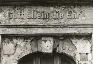 Dresden-Neustadt, Bautzner Straße 85. Wohnhaus mit Läden. Fassadendetail mit Inschrift