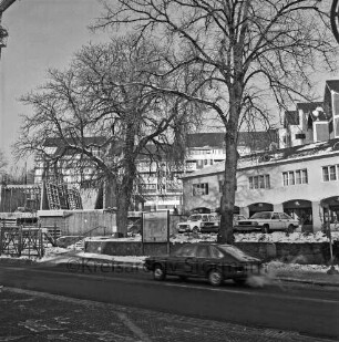 Sachsenwald-Forum: Hamburger Straße: Neubau: vorn Mitte Pkw: dahinter zwei Bäume: links Grundmauern des "Klostermarktes": rechts Geschäftshaus "Sachsenwaldarkaden": davor Parkplatz mit Pkws: hinten Forum und Sachsenwald-Hotel im Rohbau