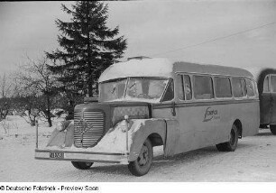 Vorder- und Seitenansicht eines Busses der LOWA Bautzen