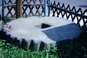 Waidstein auf dem Dorfplatz auf kleiner umzäunter Rasenfläche