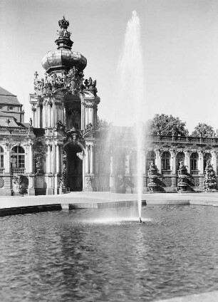 Dresden, Zwinger : Zwingerhof mit Blick auf Wasserspiel und Kronentor