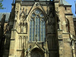 Ritterstift-Ansicht von Süden - Querhaus (gotisch)-Übersicht im oberen Bereich mit großem Maßwerkfenster sowie Strepefeilern mit Tabernakeln und figürlicher Ornamentik