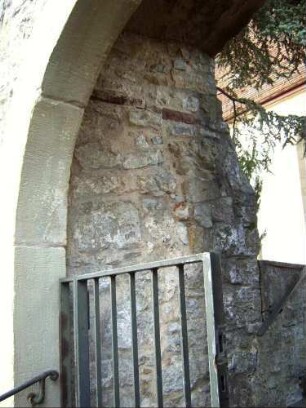 Kirchhof im Norden-Ostgewände der ehemaligen Toranlage (Kammertor mit Zangenmauern)-Werksteine im Mauersteinverband mit Mauerstärke