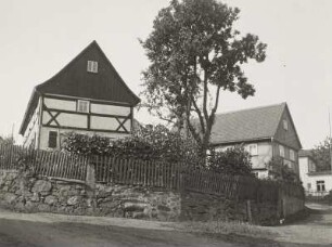 Hirschfelde, Gehöft mit Einfriedung auf Bruchsteinstützmauer, Straßenansicht
