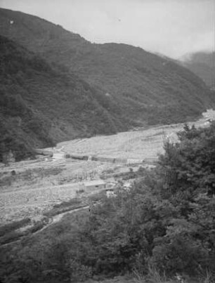 Tal am am Karamatsu-dake : Ansicht mit Fluss (Shira-kawa?)