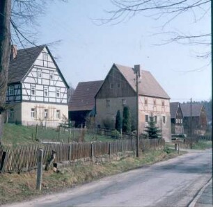 Fachwerk-Wohnhaus und Wohnstallhaus eines Gehöftes im Oberdorf : Königstein (Sächsische Schweiz)-Leupoldishain, Dorfstraße. Wohnhaus und Wohnstallhaus eines Gehöftes im Oberdorf