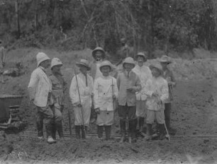 Gruppenbildnis : Gruppenportrait der Expeditionsteilnehmer in Kilo