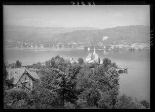 Österreich, Maria Wörth. Wörthersee und Halbinsel Maria Wörth mit Kirche gegen Pörtschach