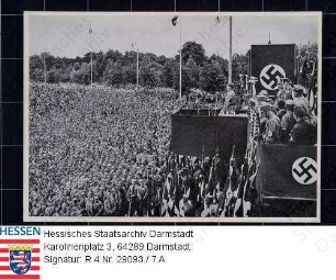 NSDAP (Nationalsozialistische Deutsche Arbeiterpartei), Sammelwerk 'Deutschland erwacht. Werden, Kampf und Sieg der NSDAP' / Bilder-Gruppe 33, Werk 8 / hier: Bild Nr. 153: 'SA-Aufmarsch in Dortmund, 1933' / Adolf Hitler (1889-1945) auf Rednertribüne stehend und auf Menschenmenge blickend