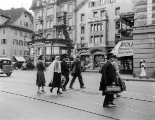 Straßenbild mit Hochzeitspaar