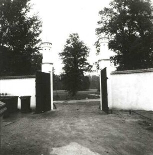 Cottbus. Branitzer Park. Kavalierhaus (1846, Fürst H. von Pückler-Muskau), Toranlage