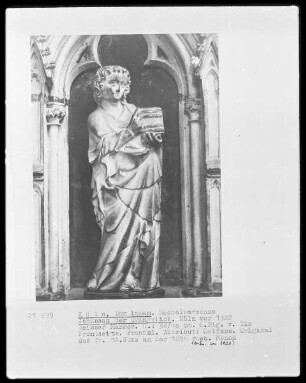 Hochaltarmensa, Vorderseite, 6. Figur von links: Johannes der Evangelist