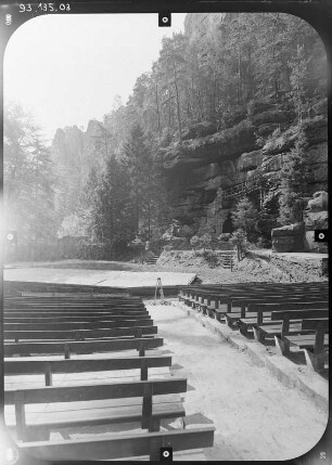 Rathen. Felsenbühne Rathen (Landesbühnen Sachsen). Blick über die Zuschauerreihen zur Bühne