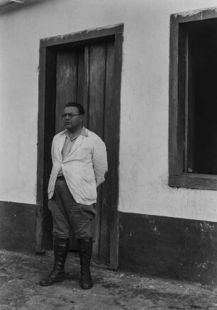Männerportrait : Portrait von Herrn Sechaz vor einem Hotel in Nioaque.