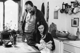 Familie L./S. (Kunstkritiker, Grafikerin) in der Küche