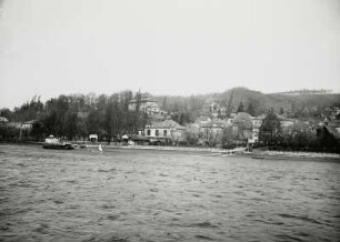 Wachwitz (Dresden-Wachwitz). Stadtteilansicht mit Anlegestelle "Wachwitz" am Dampfschiff-Restaurant gegen die Villa "Wollner" (um 1912). Blick vom linken (Tolkewitzer) Ufer über die Elbe nach Norden